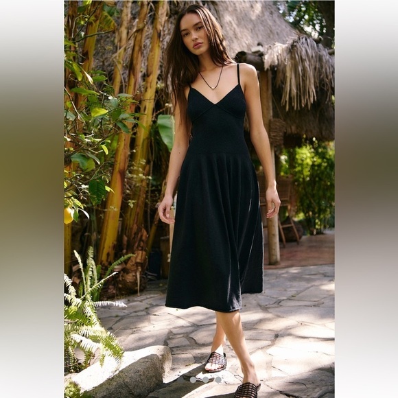 FP Beach Dresses & Skirts - Free People Beach Tula Sweater Dress Size Large Black Midi Length V Neckline